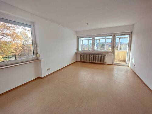 Wohnzimmer mit Ausgang zum Balkon - 3 Zimmer Etagenwohnung in Coburg