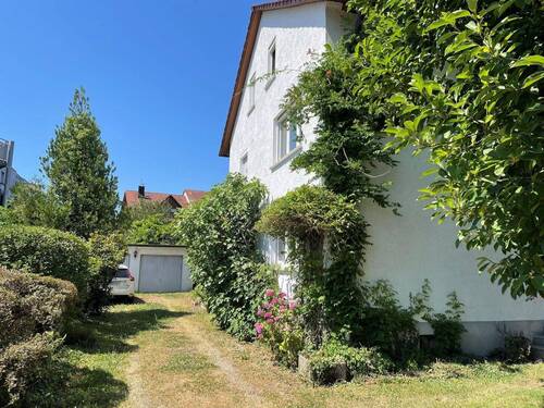 Außenansicht Einfahrt zu den Garagen - Mehrfamilienhaus, Wohnhaus mit 210,00 m&sup2; in Achern zum Kaufen