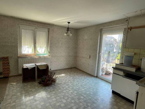 Küche im Obergeschoss mit Zugang zum Balkongang - 