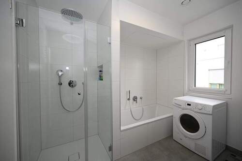 Badewanne und Dusche - 