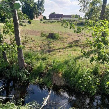 Blick von Wassergraben auf das Grundstück - 