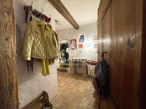 ...dahinter die moderne Heizanlage - 