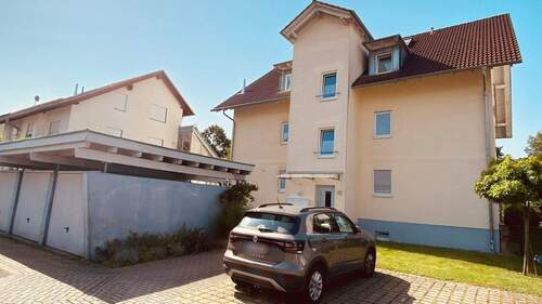 Ansicht mit Carport - 4 Zimmer Etagenwohnung zum Kaufen in Oberkirch