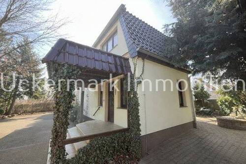 Hausansicht 2 - 6 Zimmer Einfamilienhaus zum Kaufen in Gramzow