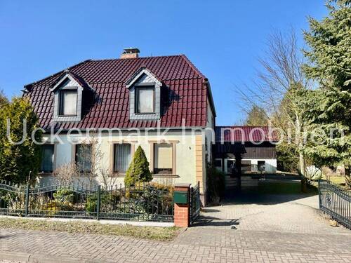 Hausansicht mit Einfahrt - 