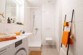 Beispiel eines eingerichteten Badezimmers mit Dusche und WC - Etagenwohnung mit 54,60 m² in Frankfurt am Main zur Miete