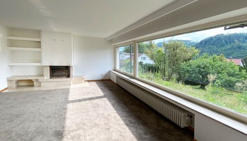 Der Wohnraum mit offenem Kamin - 8 Zimmer Einfamilienhaus in Aalen