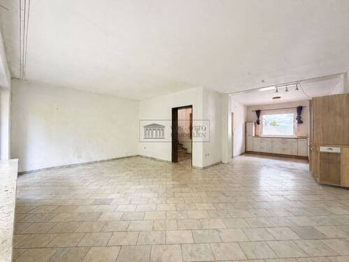 Wohnzimmer mit Blick in Flur - 4 Zimmer Mehrfamilienhaus, Wohnhaus in Agathenburg