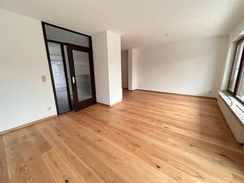 mit neuem Parkettboden - 