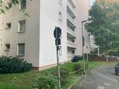 Hausansicht des Objektes mit Blick auf die Grünanlage. - Frisch modernisierte 2-Zimmer Wohnung in Offenbach!