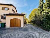 Garage und Parkplatz - 