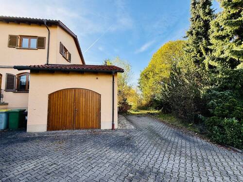Garage und Parkplatz - 