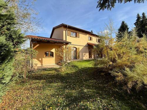 Außenansicht mit Garten - Urlaubsfeeling in Lautertal - Wohnhaus mit Einliegerwohnung am Ortsrand