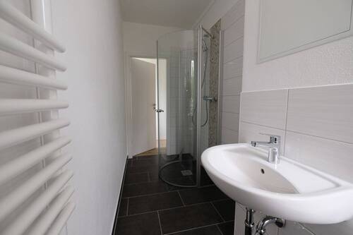Beispiel Bad mit Dusche - 2 Zimmer Etagenwohnung zur Miete in Freiberg