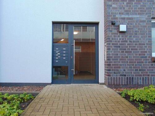 Haupteingang - Gemütliche 2 Zimmer Wohnung mit Terrasse in unmittelbarer Nähe zur Schule