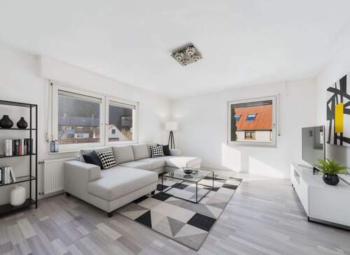 Wohnzimmer - 4,5-Zimmer-Wohnung in Uhingen - frisch renoviert, perfekte Raumaufteilung, große Loggia