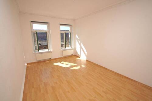 Wohnzimmer - Bezugsfrei - große 2-Zimmerwohnung mit Balkon, Aufzug im beliebten Reudnitz