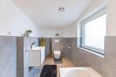 Bad mit Badewanne (DG) - 