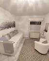 Wohnzimmer mit Ausziehbett - Helles, modernes 1 Studentenapartment im Jungbusch