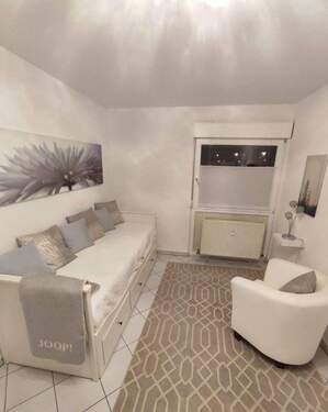 Wohnzimmer mit Ausziehbett - Helles, modernes 1 Studentenapartment im Jungbusch