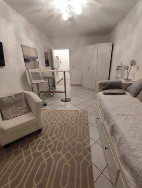 Esstisch und Kleiderschrank - 1 Zimmer Etagenwohnung zum Kaufen in Mannheim