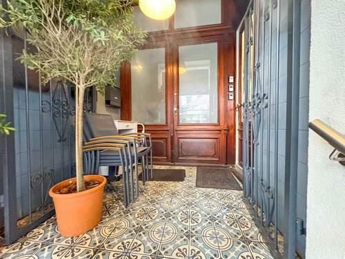 Eingang mit abschließbarem Tor - 