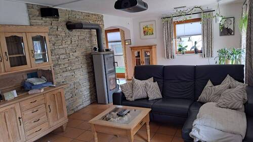 Wohnzimmer mit Holzofen.jpeg - 
