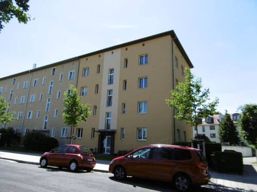 . - Ruhig und dennoch zentral - 2-Zimmer- Wohnung mit Südbalkon in Striesen! Bei Bedarf, mit Garage.