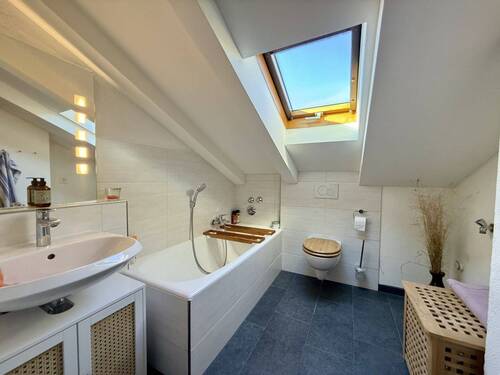 Bad mit Badwanne - 