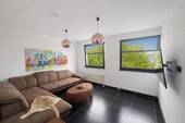 Gemütliches Wohnzimmer - Sofort Zuhause fühlen - helle 2-Zimmer-Wohnung mit Stellplatz