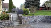 Hof mit Treppe zur Terrasse - 7 Zimmer Einfamilienhaus in Halsbrücke