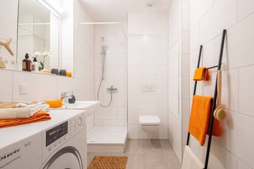 Beispiel eines eingerichteten Badezimmers mit Dusche und WC - 