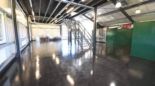 Zugang Büroebene über Treppenanlage - Halle in Postbauer-Heng zur Miete