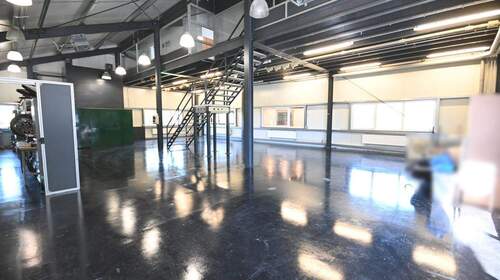 Umfrangreiche Ausstattung mit Starkstrom, Druckluft etc. - 