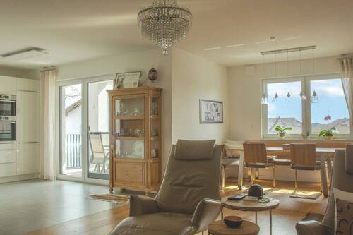 lichtdurchfluteter Wohnbereich - Exklusive 3-Zimmer-Eigentumswohnung in Neubauqualität in Wallersdorf