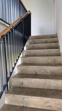 Ausschnitt Treppenhaus - Etagenwohnung mit 96,00 m&sup2; in Wallersdorf zum Kaufen