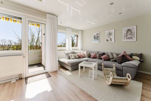 Wohnzimmer - Einziehen und Wohlfühlen: Sanierte Wohnung mit Südbalkon!