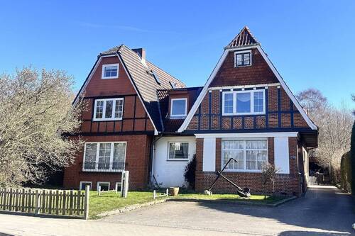 Straßenansicht - 7 Zimmer Doppelhaushälfte zum Kaufen in Lübeck