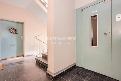 Treppenaufgang - Mehrfamilienhaus im Herzen von Charlottenburg mit Neubaupotential