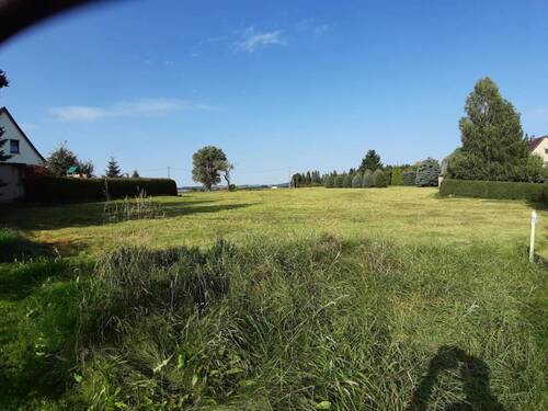 Bauland. Links und rechts in Verbindung die Grundstücksgrenze - Ruhiges Grundstück in Randlage (Kopie)