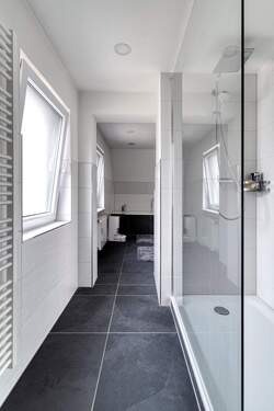 bad oben blickachse von der dusche richtung badewanne.jpg - 