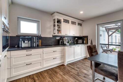 küche mit blick nach draußen.jpg - Einfamilienhaus mit 180,00 m² in Bürstadt zum Kaufen