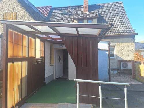 überdachter Eingangsbereich - 