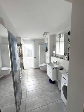 Bad mit großer bodentiefer Dusche - 