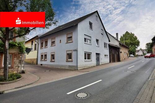 Straßenansicht - Zweifamilienhaus mit Nebengebäude in Pflaumheim
