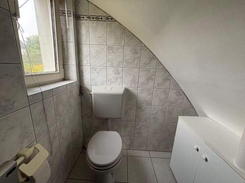 Teilansicht vom Badezimmer im DG - 