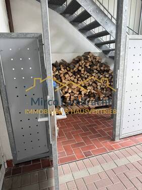 Kleiner Holz-/Mülltonnenbereich - 