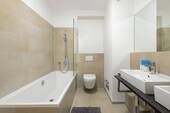 Badezimmer mit Badewanne - 