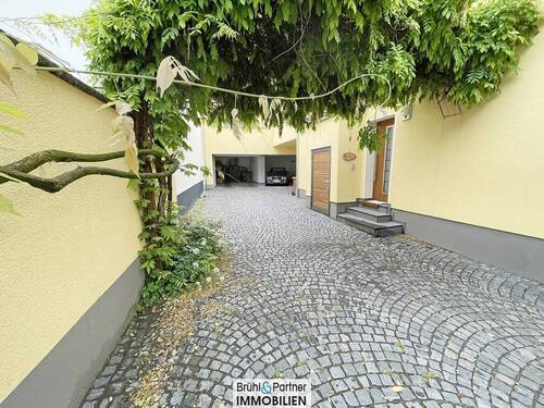 Zufahrt - 6 Zimmer Mehrfamilienhaus, Wohnhaus in Nierstein