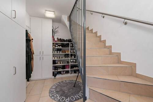 Eingangsflur mit Treppe zur Wohnung im Obergeschoss - 